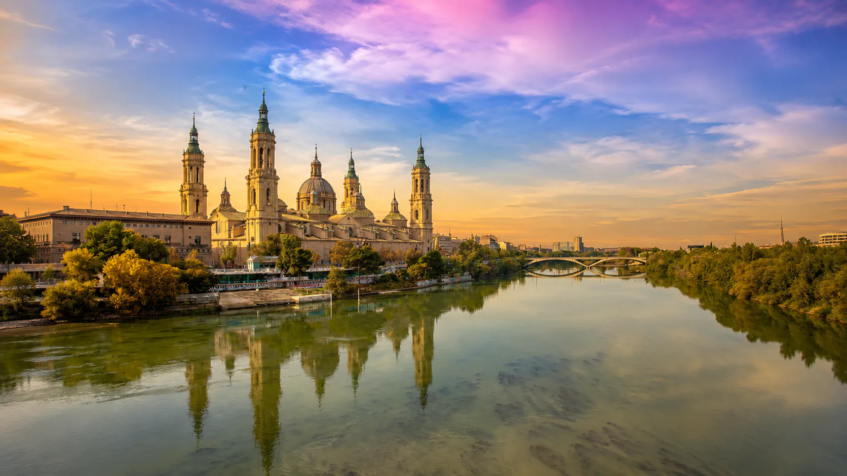 Basílica del Pilar y río Ebro en Zaragoza, ciudad donde Alfa Clinics realiza injertos capilares